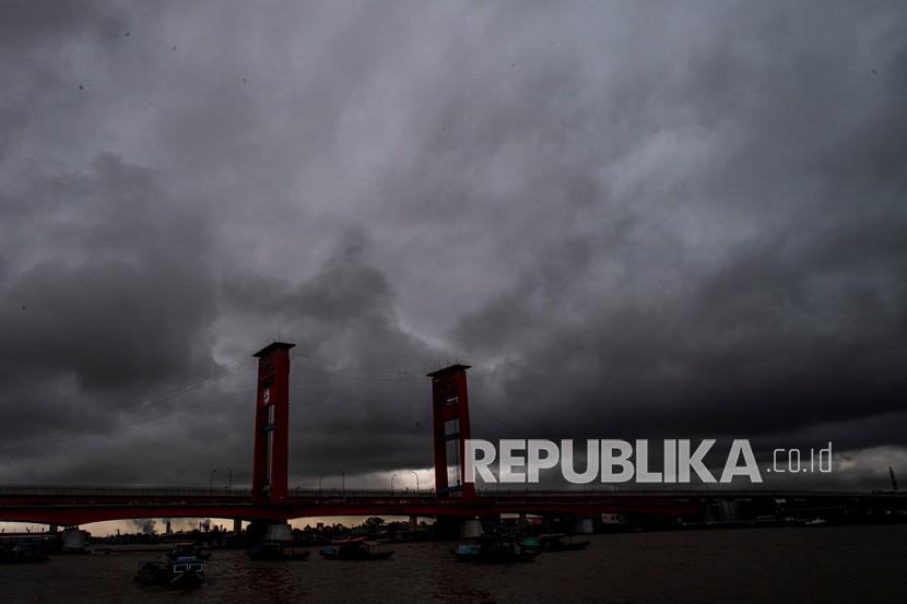 Awan mendung terlihat di kawasan Jembatan Ampera Palembang, Sumatera Selatan, Senin (31/1/2022).