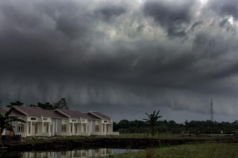 Awan menggelanyut di Kabupaten Gowa, Sulawesi Selatan, Sabtu (20/2/2021). Badan Meteorologi Klimatologi dan Geofisika (BMKG) mencatat sebanyak 328 zona musim atau 96 persen dari 342 zona musim di Indonesia telah memasuki musim hujan yang puncaknya terjadi pada Januari-Februari 2021. 
