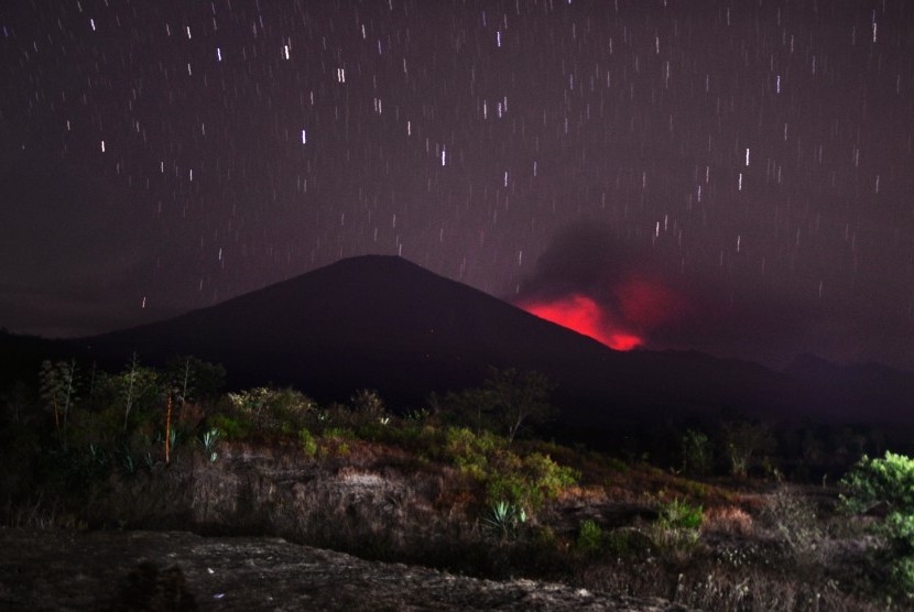 Awan panas erupsi Gunung Barujari menyembur dibalik puncak Gunung Rinjani terlihat dari Desa Sembalun Lawang, Kecamatan Sembalun, Selong, Lombok Timur, NTB, Selasa (10/11). 