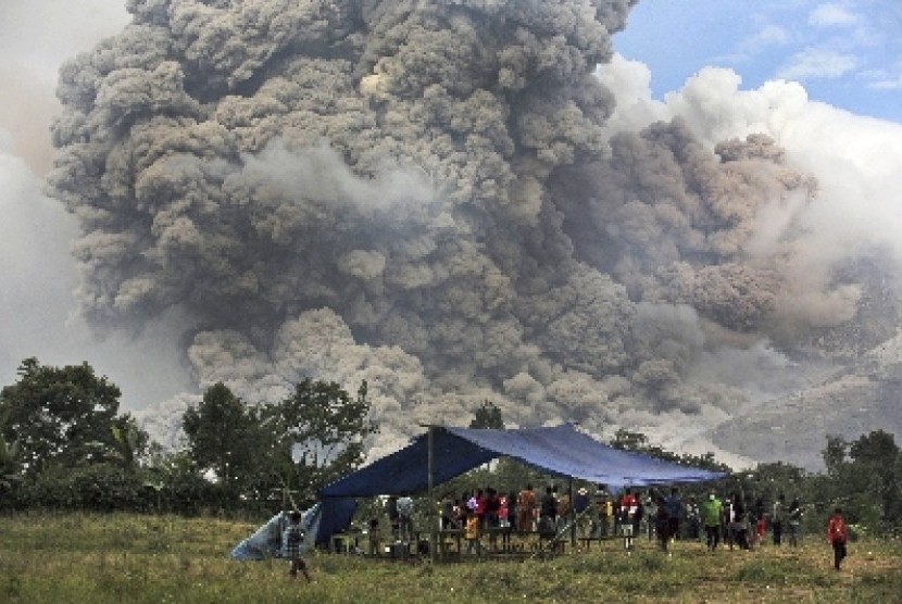 Hot ash from Mount Sinabung (file photo)