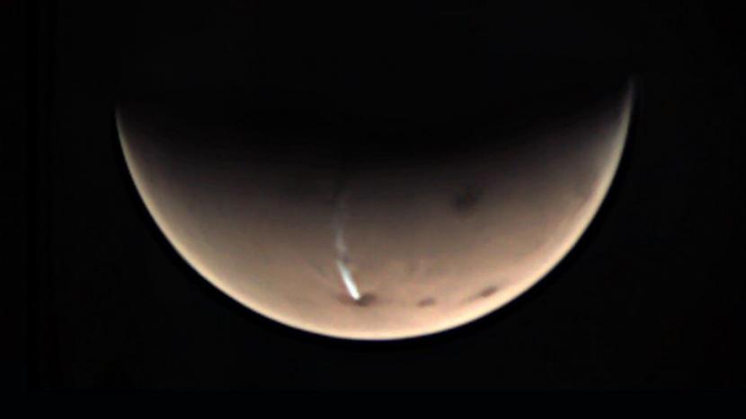 Awan panjang yang muncul di Mars.