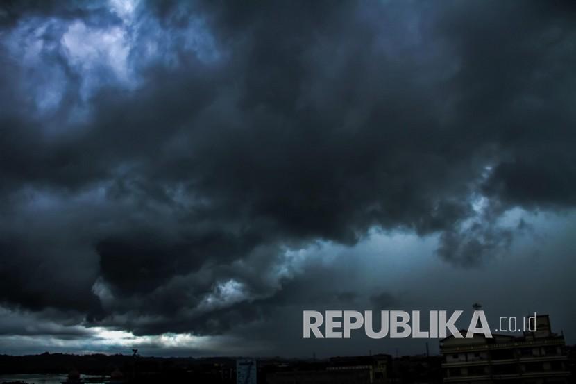 Sejumlah Wilayah Diprakirakan Diguyur Hujan Lebat. Awan pekat menyelimuti langit Kota Lhokseumawe, Aceh.