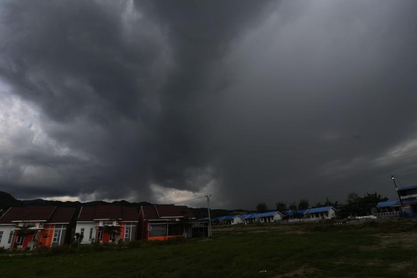 Awan tebal menyelimuti langit di kawasan pemukiman warga di Palu, Sulawesi Tengah. BMKG mengeluarkan peringatan dini hujan lebat dan angin kencang pada 18-20 September 2022 di beberapa wilayah.