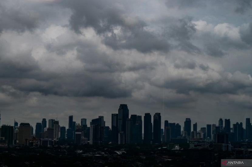 Awan tebal yang menyelimuti pemukiman dan gedung bertingkat di Jakarta, Senin (8/1/2024). BMKG mengeluarkan peringatan dini cuaca buruk di Jakarta Selatan dan Timur.