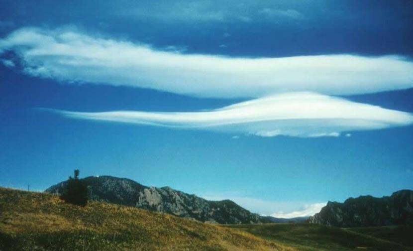 Awan lenticularis yang sering juga disebut awan topi.