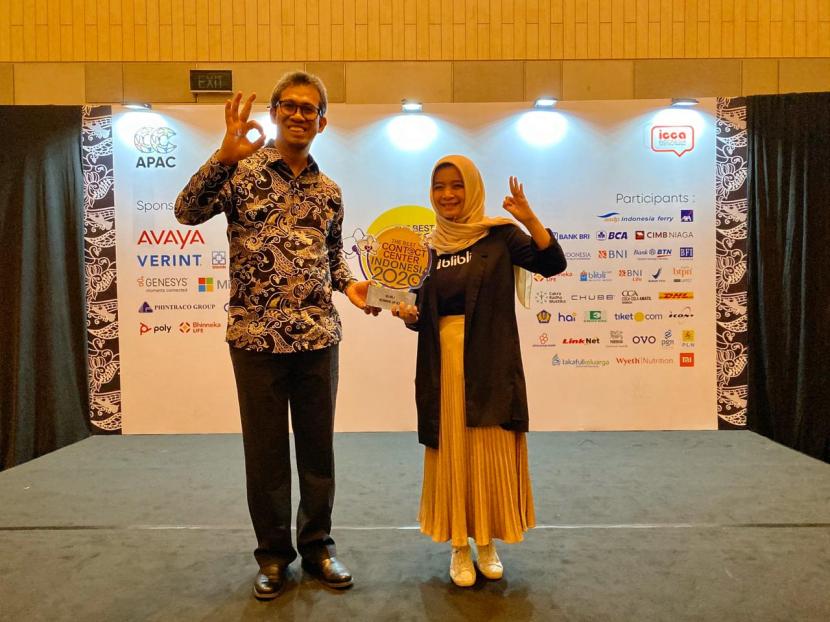 Award The Best Contact Center Indonesia 2020 diserahkan oleh Chairman Indonesia Contact Center Association, Andi Anugrah,  (kiri) kepada  VP Customer Experience Blibli, Shanty Cantya Ma'mun (kanan).