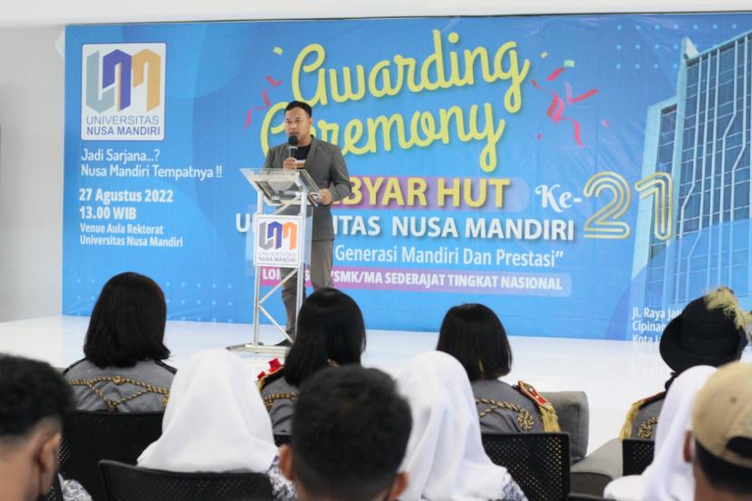 Awarding Ceremony sebagai puncak dari rangkaian HUT Nusa Mandiri ke-21 digelar hybrid, secara offline di Aula Gedung Universitas Nusa Mandiri, Gedung Universitas Nusa Mandiri (UNM) kampus Jatiwaringin Jalan Raya Jatiwaringin No 2, Cipinang Melayu, Makasar, Jakarta dan secara daring melalui Youtube Nusa Mandiri dan Instagram @nusamandiri pada Sabtu (27/8/2022) pukul 13.00 Wib.