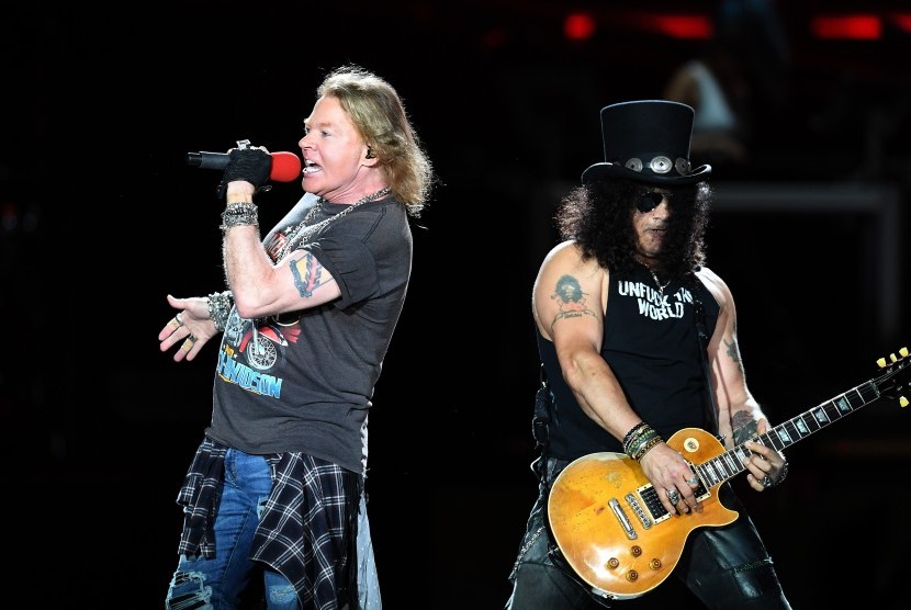 Axl Rose (kiri) dan Slash dalam suatu konser Guns N Roses. Axl berjanji menghentikan tradisinya melemparkan mikrofon kepada penggemar setelah salah satu penonton cedera dalam konsernya di Adelaide, Australia pada Sabtu (3/12/2022).