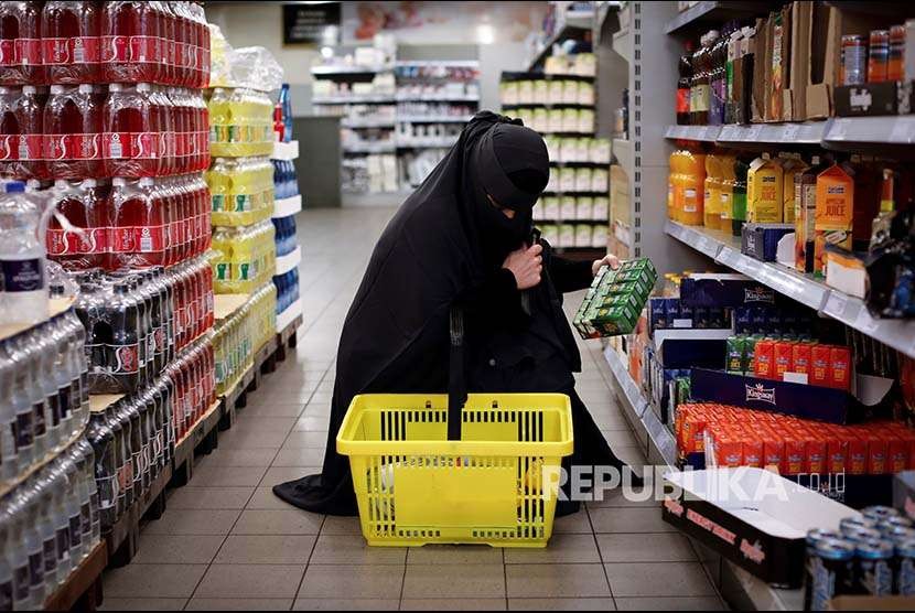 Seorang perempuan menggunakan cadar berbelanja di supermarket (ilustrasi) 