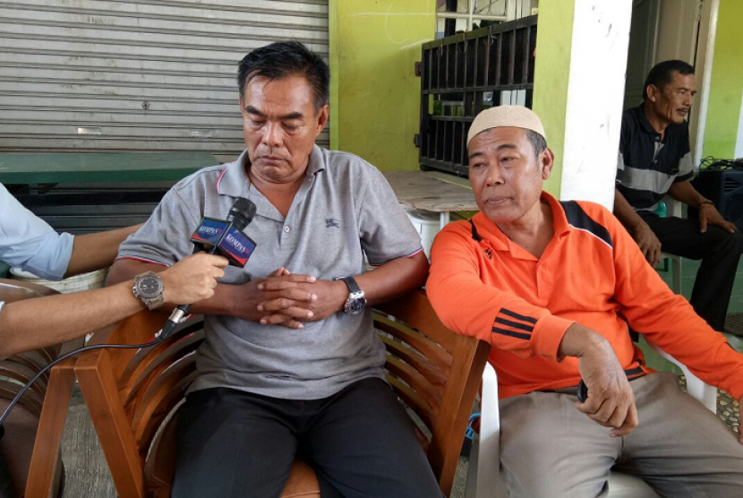 Ayah Aipda Anumerta Denny Setiadi, Acu Sumarno memberi keterangan pada wartawa di rumah duka Jalan Kramat III Rt 08/ Rw 10, Cipayung, Kamis (10/5). 