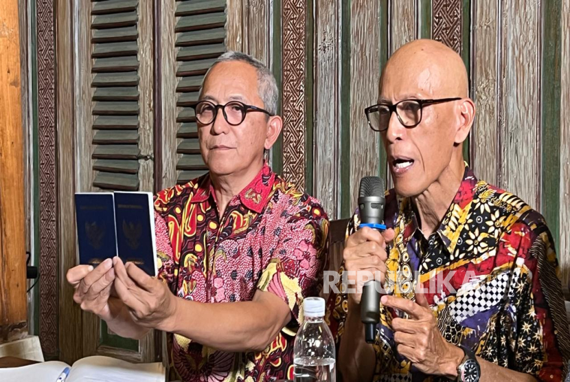 Ayah Arya Daru, Subaryono (kanan) menunjukkan paspor yang sudah diterimanya pasca dipersiapkan sang anak untuk ikut ke Filandia. 