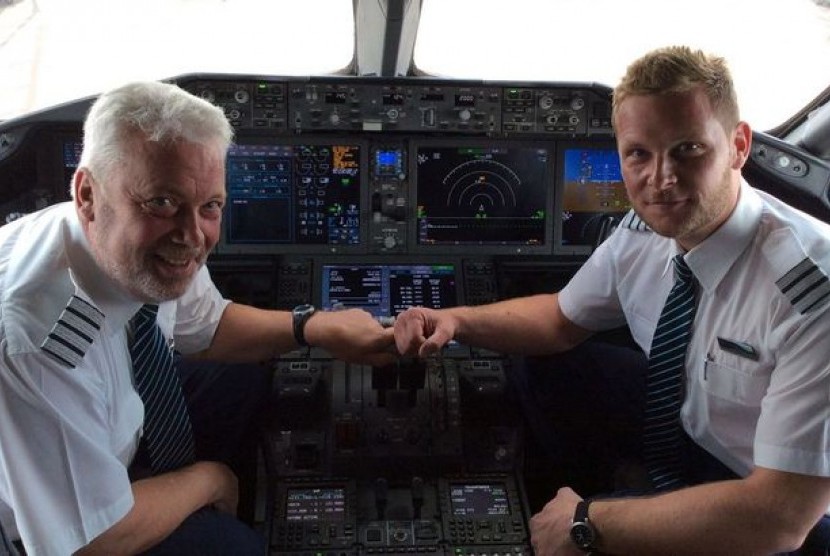 Ayah dan anak, Richard Hocking (64 tahun) dan putranya, Henry Hocking, (33 tahun) terbang bersama di penerbangan Thomson Airways