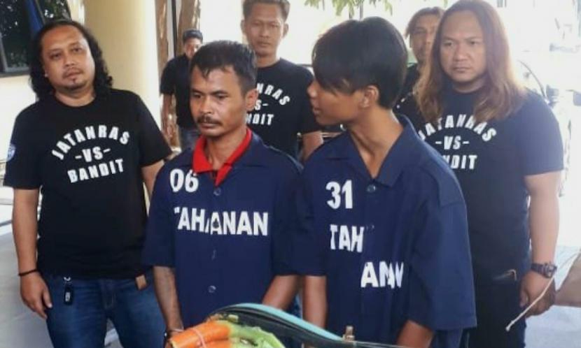  Ayah dan anak terduga pelaku pencurian kuda berikut delman yang diamankan Tim Unit Pidana Umum (Pidum) Satreskrim Polrestabes Semarang, Jumat (10/3).