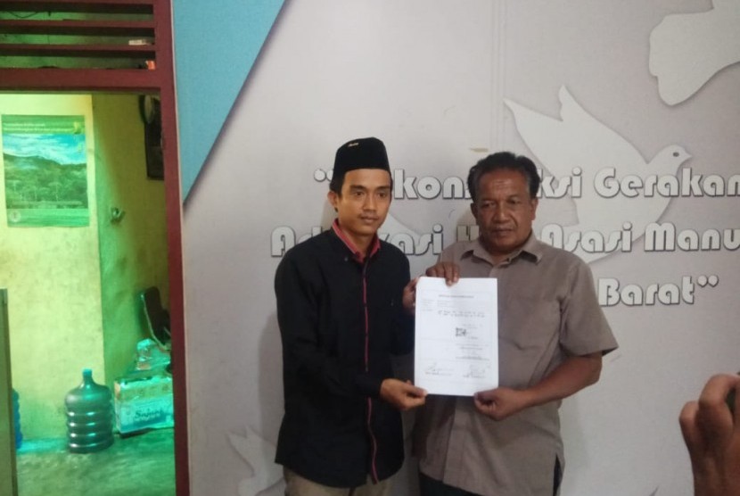 Ayah Iwan Muliyadi, korban salah tembak oknum polisi di Pasaman Barat, Sumbar, menerima ganti rugi sebesar Rp 300 juta, Selasa (6/11).