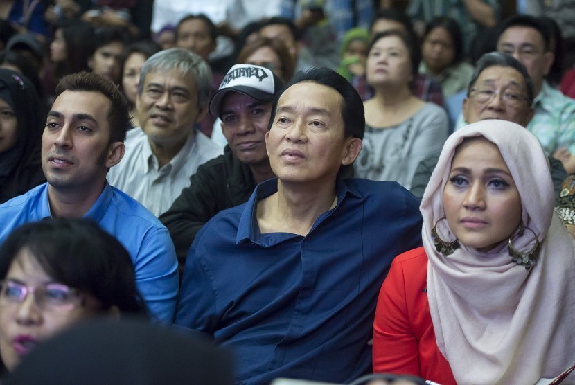 Ayah Mirna Salihin, Edi Darmawan Salihin (tengah) mengikuti jalannya sidang lanjutan terdakwa kasus pembunuhan Wayan Mirna Salihin, Jessica Kumala Wongso di Pengadilan Negeri Jakarta Pusat, Jakarta, Rabu (10/8).