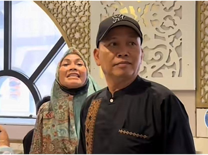 Ayah pedangdut Ayu Ting Ting, Rojak, terlibat perseteruan dengan jamaah haji yang diduga berasal dari Malaysia.