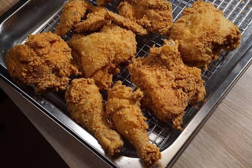 Ayam goreng (ilustrasi). Ayam yang digoreng terendam minyak termasuk makanan yang perlu dibatasi konsumsinya, menurut dokter.