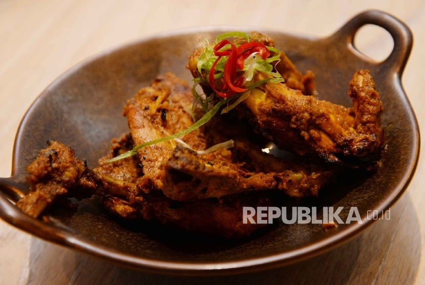 Ayam panggang khas Padang. Ayam merupakan salah satu makanan tinggi protein.