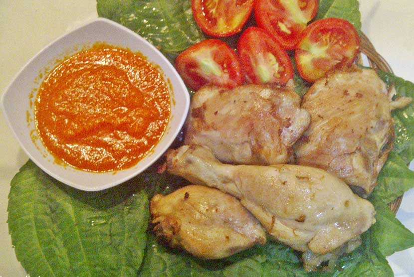 Ayam pop, ayam goreng khas Sumatra Barat. Ayam pop termasuk masakan yang mudah disiapkan di rumah.