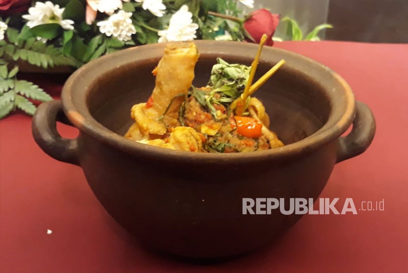Ayam woku khas Manado, Sulawesi Utara, bisa dihidangkan untuk menu sahur dan berbuka.