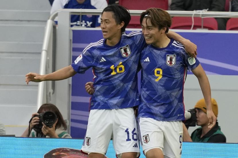 Ayase Ueda dari Jepang, kanan, merayakan bersama pemain Jepang Seiya Maikuma setelah mencetak gol ketiga timnya pada pertandingan sepak bola babak 16 besar Piala Asia antara Bahrain dan Jepang, di Stadion Al Thumama di Doha, Qatar, Rabu, 31 Januari 2024.  