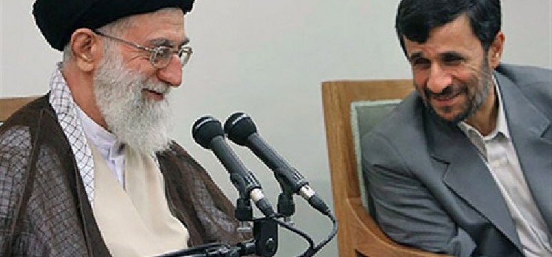 Ayatollah Ali Khamenei  dan Mahmoud Ahmadinejad