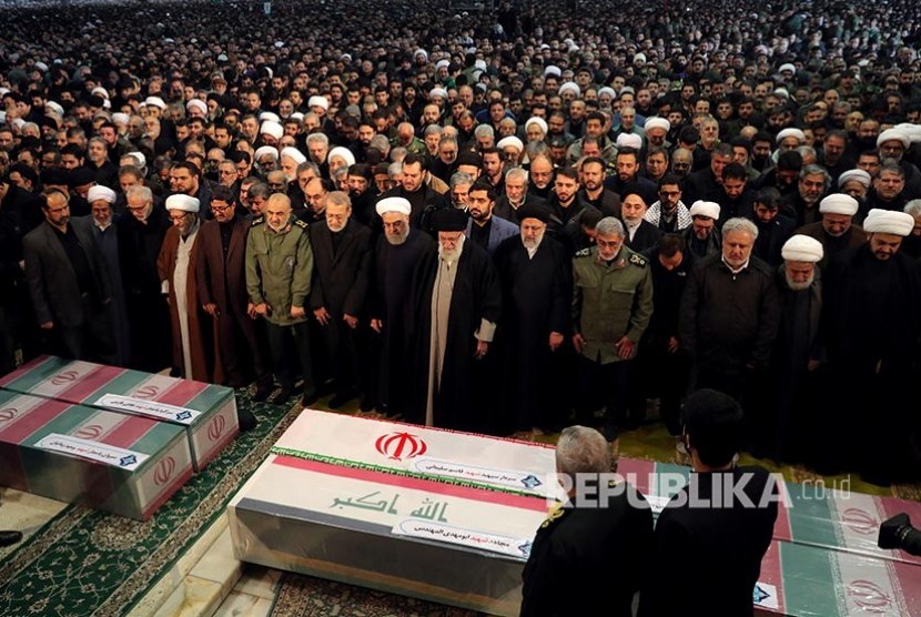 Ayatollah Ali Khamenei dan President Hassan Rouhani melaksanakan shalat jenazah pada pemakaman Jenderal Qassem Soleimani,  dan komandan Milisi Abu Mahdi al-Muhandi di Teheran, Iran, Senin (6/1). 