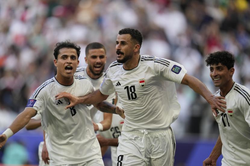 Aymen Hussein dari Irak (tengah) merayakan bersama rekan satu timnya setelah mencetak gol kedua timnya ke gawang Jepang pada pertandingan Grup D Piala Asia 2023 di Stadion education City di Al Rayyan, Qatar, Jumat, 19 Januari 2024. 