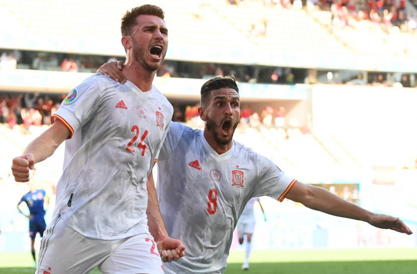 Aymeric Laporte (kiri) dari Spanyol merayakan dengan rekan setimnya Koke setelah mencetak gol kedua tim selama pertandingan sepak bola babak penyisihan grup E UEFA EURO 2020 antara Slovakia dan Spanyol di Seville, beberapa waktu lalu.
