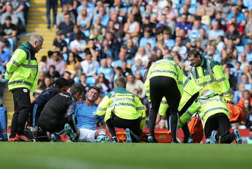 Aymeric Laporte saat mendapatkan perawatan.