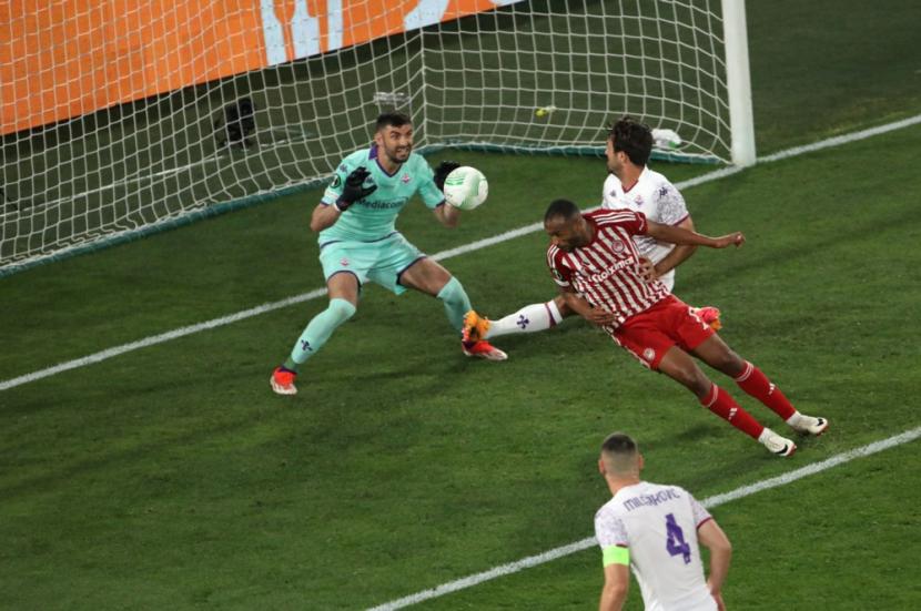 Ayoub El Kaabi (tengah) dari Olympiakos mencetak gol pada pertandingan sepak bola final Liga Konferensi Europa (Europa Conference League) antara Olympiakos dan Fiorentina di Piraeus, Yunani, Kamis (30/5/2024) dini hari WIB.
