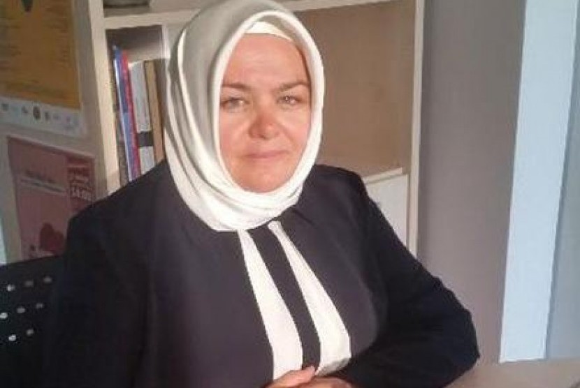 Aysen Gurcan, perempuan berhijab pertama yang ditunjuk menjadi menteri di Turki.