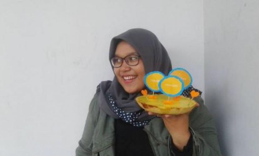 Ayu Avrianny Wulandari,  alumni Universitas BSI (Bina Sarana Informatika) kampus Sukabumi, sukases berbisnis dari rumah saja berhasil mengantomgi omzet Rp 10 juta per bulan.