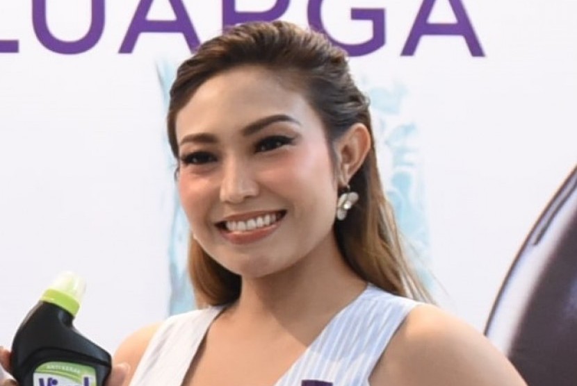 Ayu Dewi.