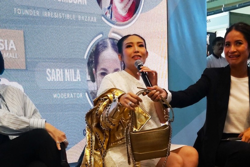 Ayu Dewi (tengah) saat menghadiri Irresistible Bazaar di Grand Indonesia.