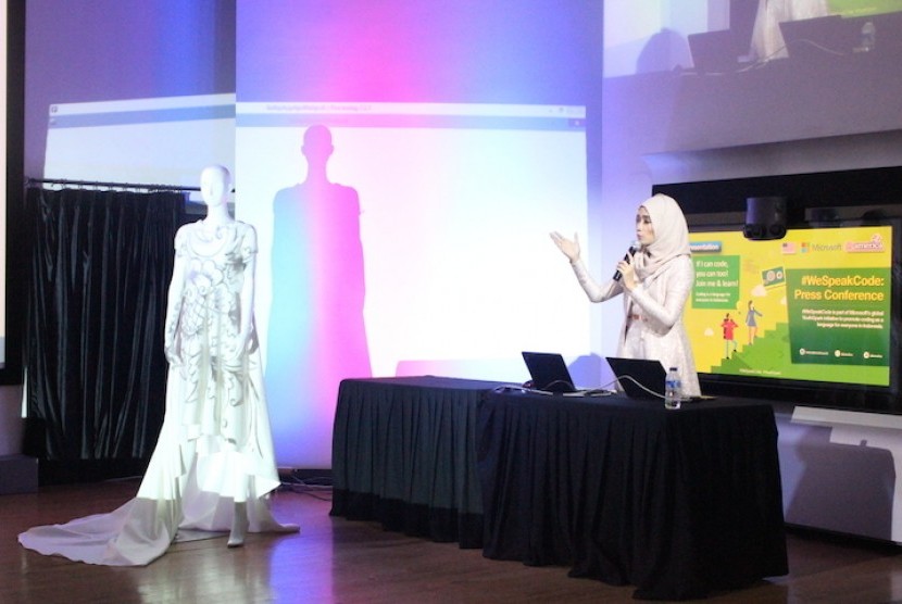 Ayu Dyah Andari, seorang fashion designer  dan karyanya dari hasil coding