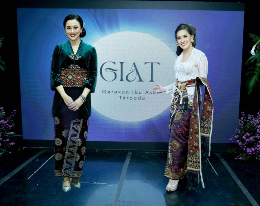 Ayu Heni Rosan (kiri) dan Miranti Serad  Ginanjar sebagai salah satu inisiator GIAT dalam launching Gerakan Ibu Asuh Terpadu di Gedung Smesco, Jakarta, Jumat (19/11).