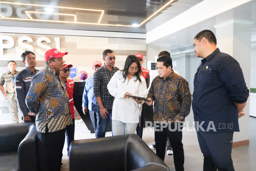 Ayu Rahimaniati (baju putih), orang Indonesia pertama yang akan bekerja di kantor FIFA Prancis.(ilustrasi). Tampak Ayu berdiskusi dengan Ketua Umum PSSI Erick Thohir.