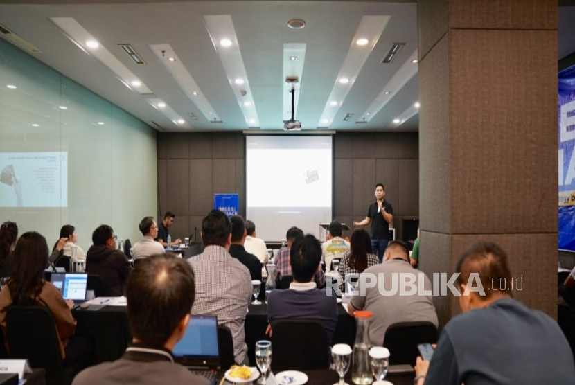 AZ Travel Workshop Kartu Kredit & Miles baru-baru ini digelar dihadiri oleh sekitar 40 peserta yang antusias dari berbagai latar belakang.