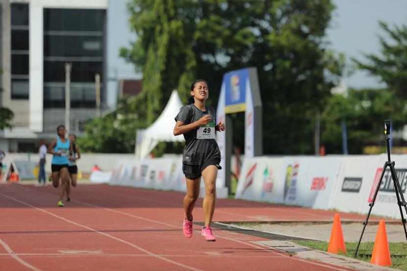 Aziyyati Dina Amalina dari SMAN 1 Pabelan (Semarang) menjadi yang tercepat menyentuh garis finis pada final nomor lari 1.000 meter putri Energen Champion SAC Indonesia 2022 - Central Java Qualifiers di Stadion Tri Lomba Juang, Semarang, Sabtu (10/12).