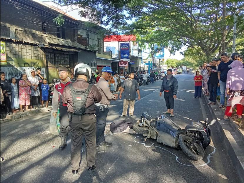 Azmi Arista seorang pengendara motor tewas usai terlindas ban truk di Jalan Jenderal Sudirman, Kota Bandung, Rabu (23/10/2024) sekitar pukul 06.40 WIB. Petugas kepolisian telah melakukan olah tempat kejadian perkara (TKP) dan mengevakuasi korban ke Rumah Sakit Hasan Sadikin Bandung. 