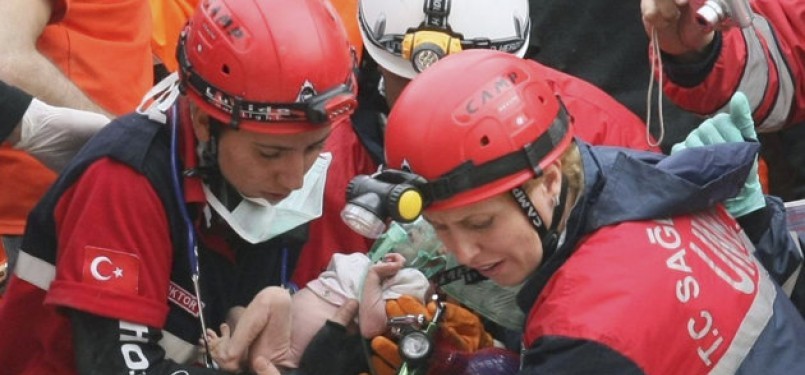 Azra Karaduman (tengah), bayi mungil berusia dua pekan, diselamatkan dari reruntuhan bangunan akibat gempa.