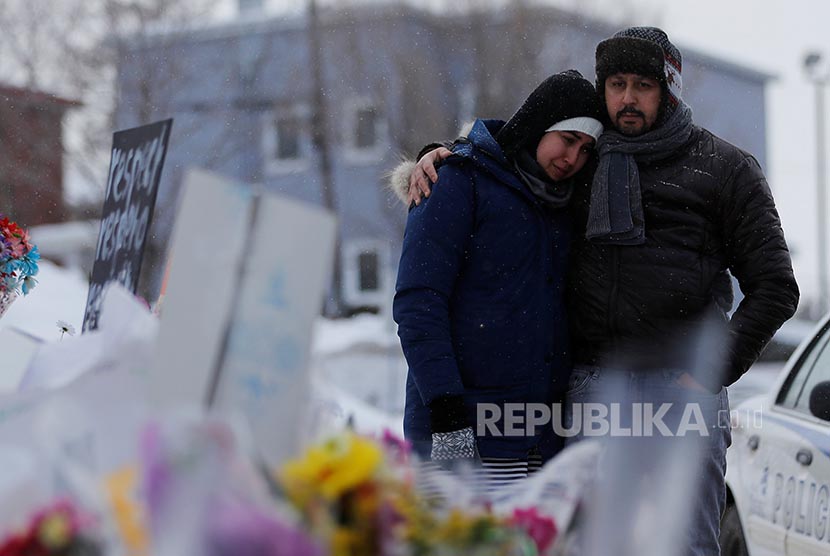 Azzedine Najd (kanan) dan istrinya Fadwa Achmaoui di dekat lokasi penembakan di Masjid di Pusat Kebudayaan Islam Quebec, Quebec City, Kanada.