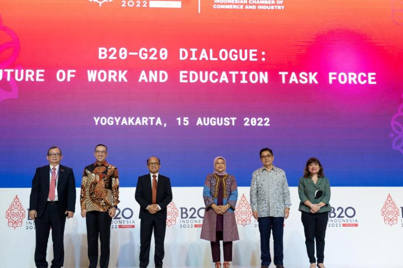 B20 Indonesia menggelar dua acara sekaligus yakni Dialog B20-G20 yang merupakan side event The Future of Work & Education Task Force (FOWE TF) dan B20 Goes to Campus, Senin (15/8/2022). Kedua acara dilakukan secara hybrid, baik daring dan luring yang digelar di Hotel Royal Ambarrukmo, DIY.