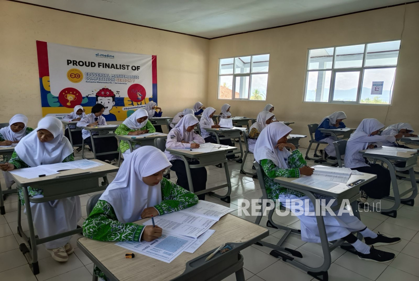 Ribuan Siswa Ikuti Babak Final EMC 2025 di 75 Test Center Nasional