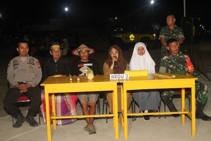 Babinsa, Babinkabtimnas, tokoh masyarakat, dan siswa SMA ikut cerdas cermat di Lapangan Hj. Andi Besse, Desa Panincong, Kecamatan Marioriawa, Kabupaten Soppeng.