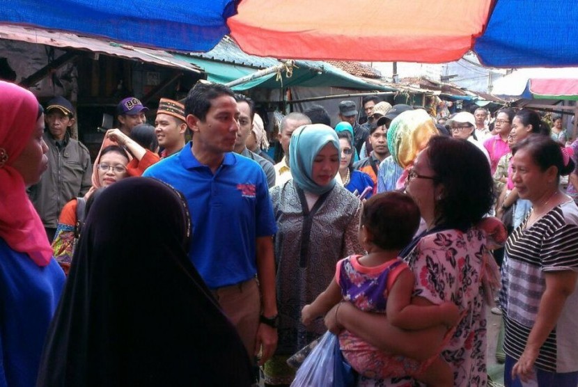 Bacagub DKI Sandi Uno bersama istri, Nur Asia mengunjungi warga Kebon Pala I, Jatinegara, Jakarta Timur, Ahad (1/5).