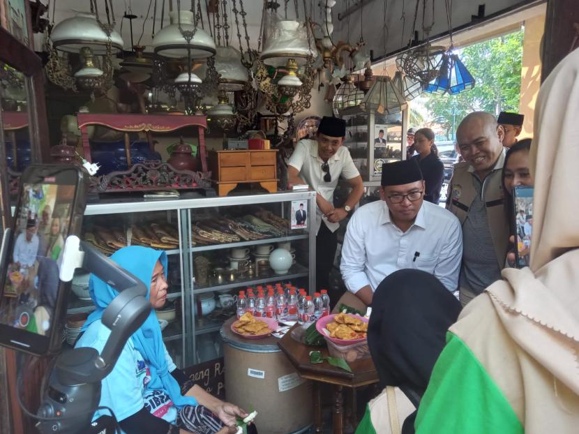 Bacagub Jateng Mas Dar mengunjungi Pasar Barang Antik, Triwindu yang terletak di Jalan Diponegoro, Kota Surakarta, Jawa Tengah, Kamis (16/5/2024).