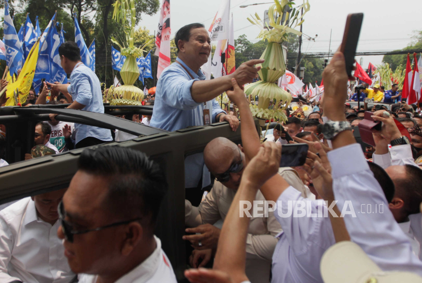 Bacapres Prabowo Subianto dan bacawapres Gibran Rakabuming Raka menyalami pendukung saat pawai di depan Gedung KPU RI, Jakarta, Rabu (25/10/2023). Pasangan bakal capres dan bakal cawapres yang diusung Koalisi Indonesia Maju tersebut mendaftarkan diri mereka sebagai peserta dalam Pilpres 2024.