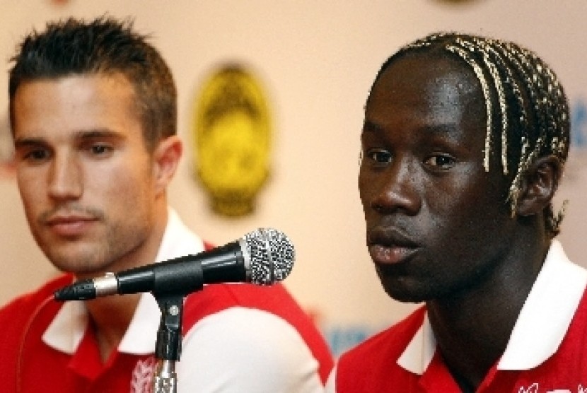 Bacary Sagna (kanan) dan Robin van Persie (kiri).